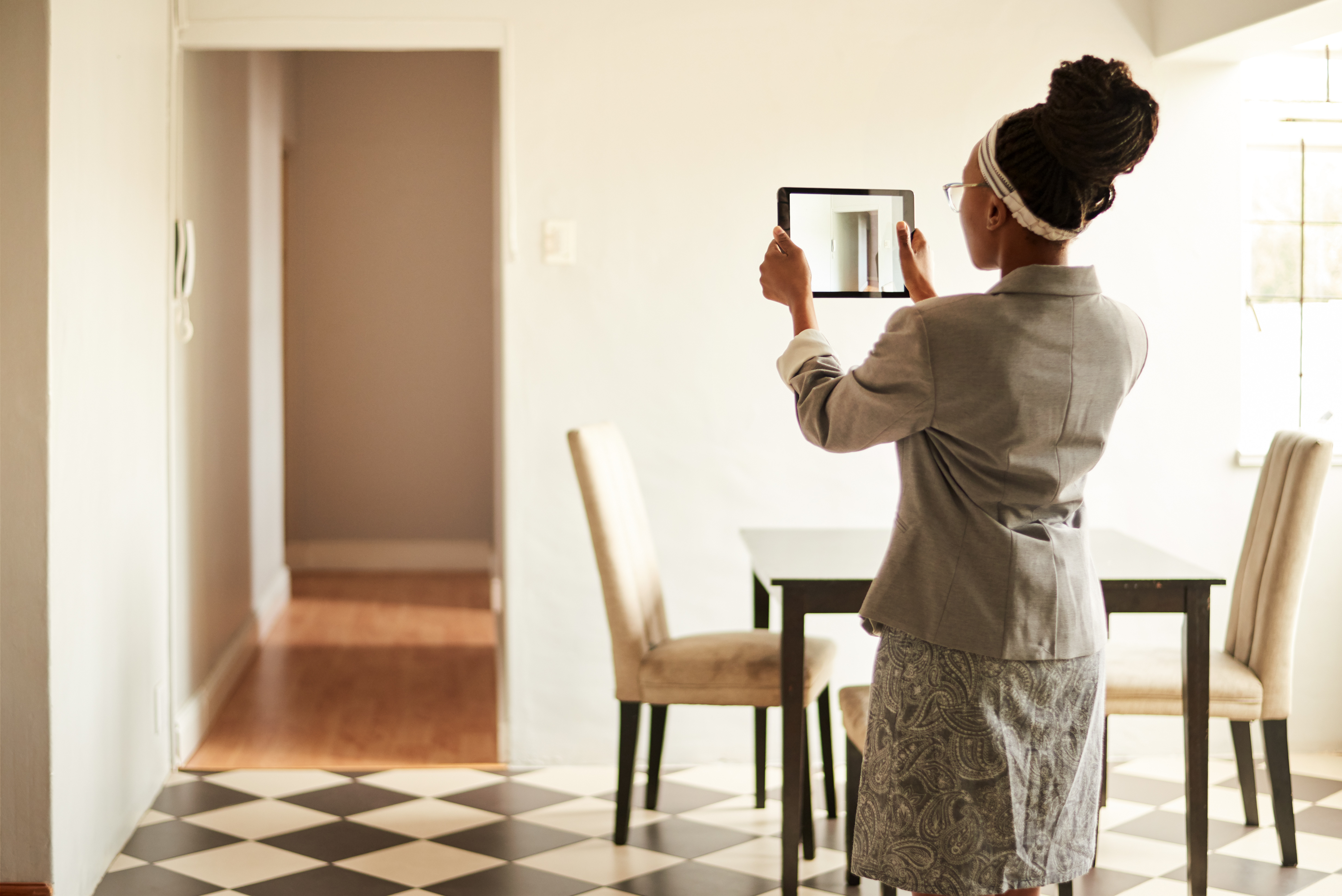 An inventory clerk photographing a room during a check-in